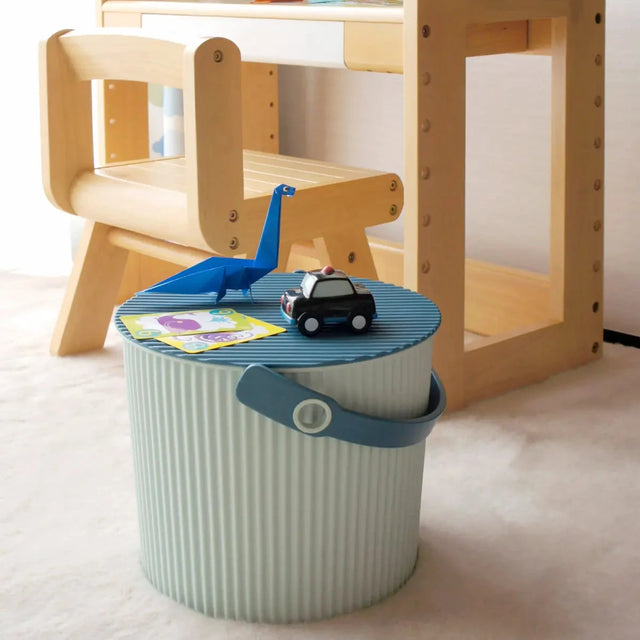 Hachiman Omnioutil Eimer Blue 8 Liter – Stapelbarer Design-Eimer mit Elastomer-Deckel in kräftigem Blau
