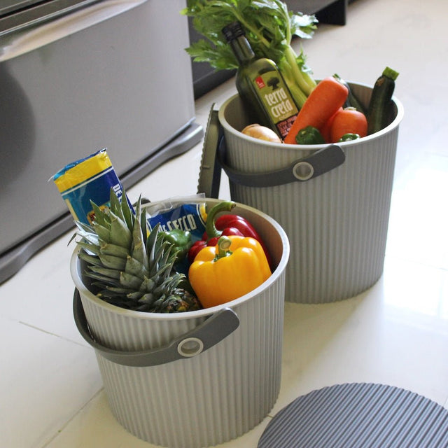 Omnioutil Eimer ILuxe Gray 4L Gefüllt mit Einkauf und Gemüse - Hachiman - DesignWe.Love