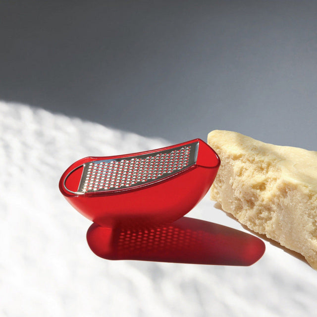 parmenide-reibe-mit-kaesebehaelter-rot-alessi-mood