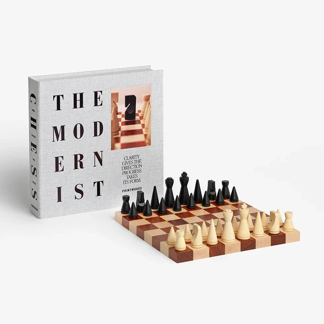 The Modernist Schachspiel von Printworks – Verpackung neben aufgebautem Holzbrett mit Figuren