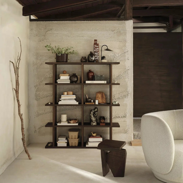 Regal Kona 2x4 Raster Eiche Dunkel dekoriert im Wohnzimmer - ferm LIVING