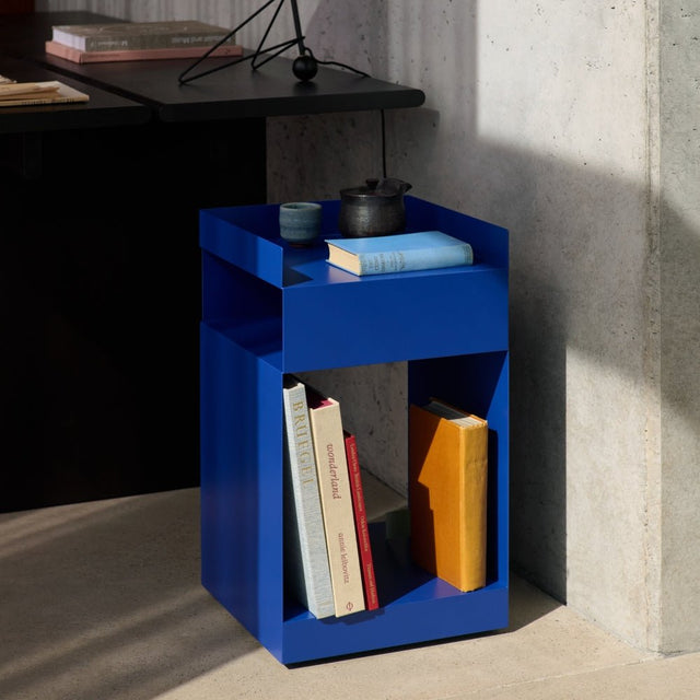 SC73 Rotate Beistelltisch Cobalt Blue neben dem Schreibtisch als Organizer für Magazine und Bücher - &Tradition - DesignWe.Love