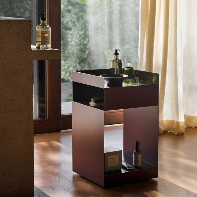 SC73 Rotate Beistelltisch Dark Plum als Beistelltisch im Badezimmer - &Tradition - DesignWe.Love