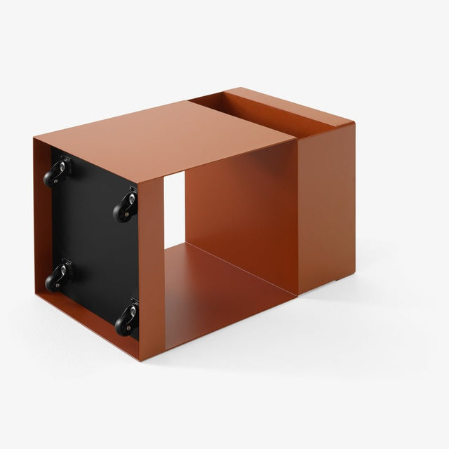 SC73 Rotate Beistelltisch Terracotta seitlich liegend mit Blick auf die Rollen - &Tradition - DesignWe.Love