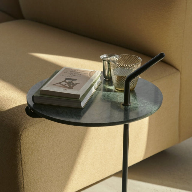 SH9 Halten Beistelltisch Warm Black/Smoked Glass – &Tradition – DesignWe.Love
