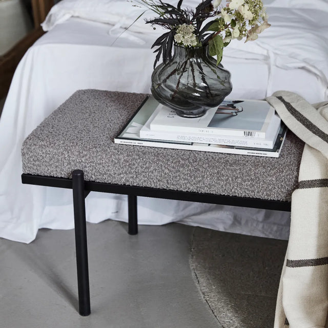 Sitzbank Lao in Braun mit Bouclé-Sitz und schwarzem Stahlgestell von House Doctor – Wohnbeispiel