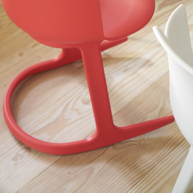 Varier Social Tilt Esszimmerstuhl mit Armlehne in Red – Ansicht 3