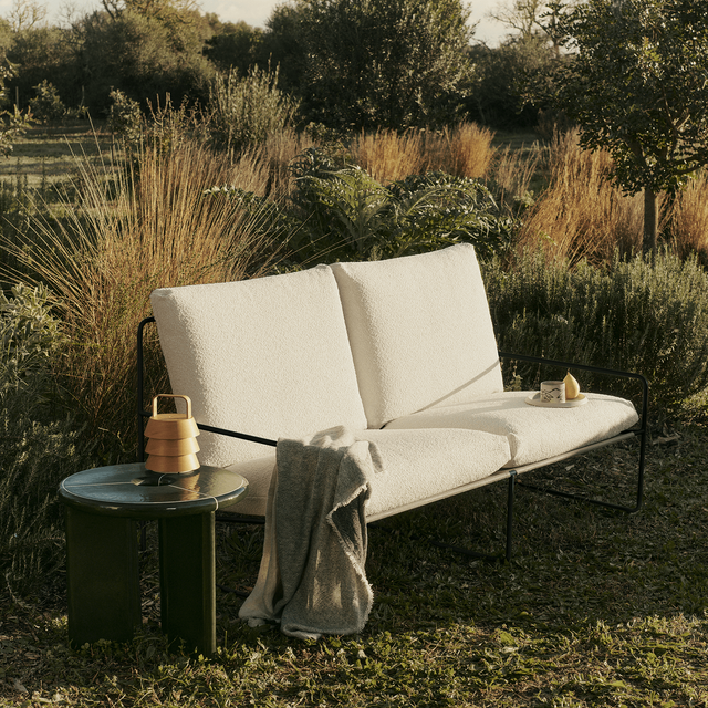 Sofa Desert 2-Sitzer Pure Bouclé/Schwarz Outdoor - ferm LIVING