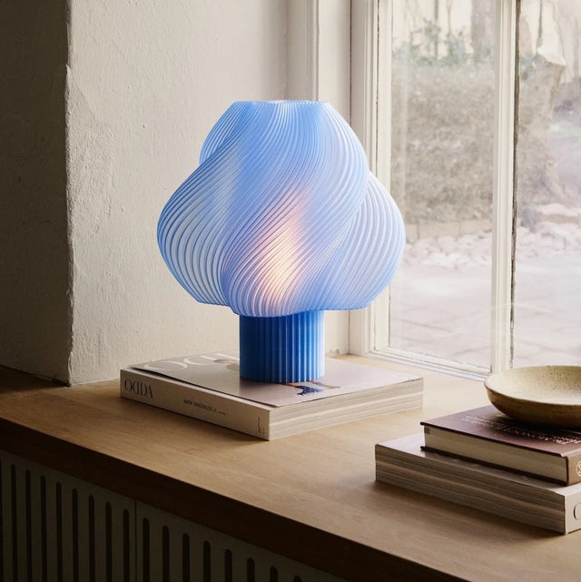 Soft Serve Tischleuchte Grande Blueberry Sorbet - Crème Atelier - DesignWe.Love