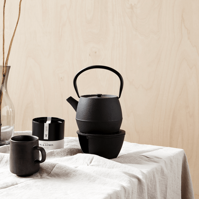 Stövchen Gusseisen in Schwarz - Nicolas Vahé - DesignWe.Love