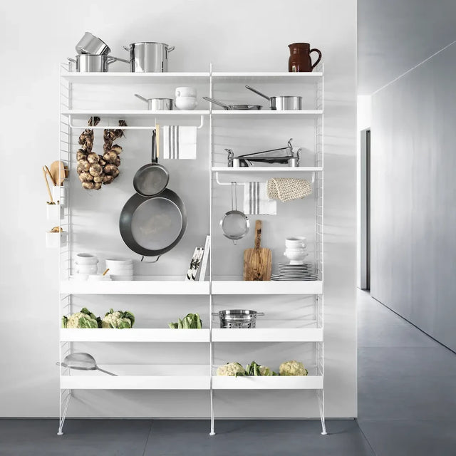 String Furniture Metallboden 78×30 cm Weiß – Detailansicht hohe Kante, Stahl pulverbeschichtet
