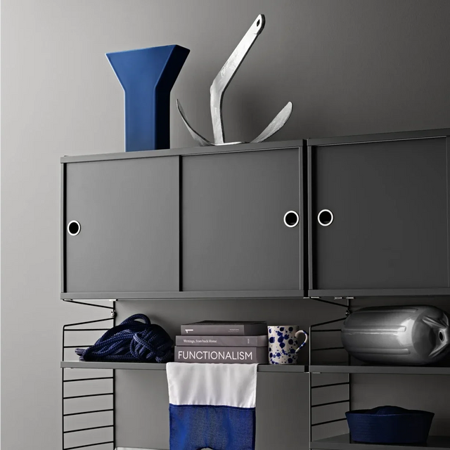 String Regal mit Schrank mit Schiebetüren in Dunkelgrau – String Furniture Regalsystem