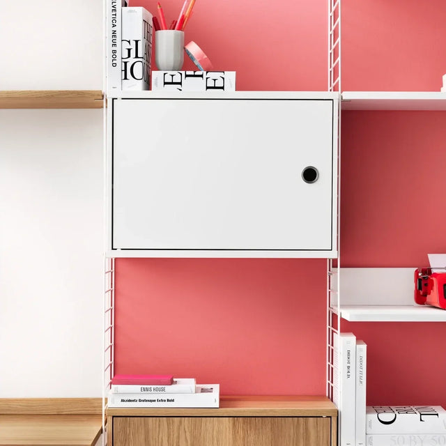 String Regal mit Schrank mit Schwenktür in Weiß – String Furniture Regalsystem