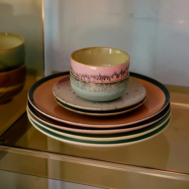 HKliving 70s Ceramics Tapas Schalen Renaissance – Gestapelt auf Speiseteller
