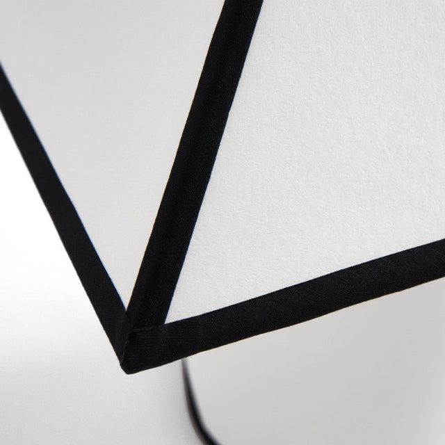 Tischleuchte Ava Pyramid Lamp 450 - HAY - DesignWe.Love