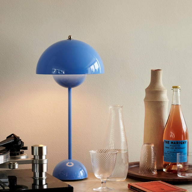 tischleuchte-flowerpot-vp3-swim-blue-and-tradition-mood