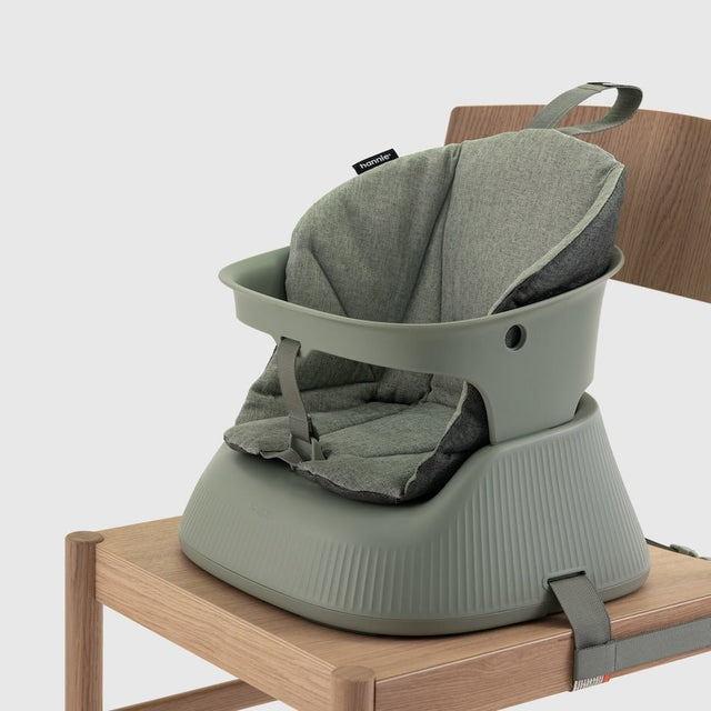 Tragbarer Kinder Hochstuhl Sage Green - Hannie - DesignWe.Love