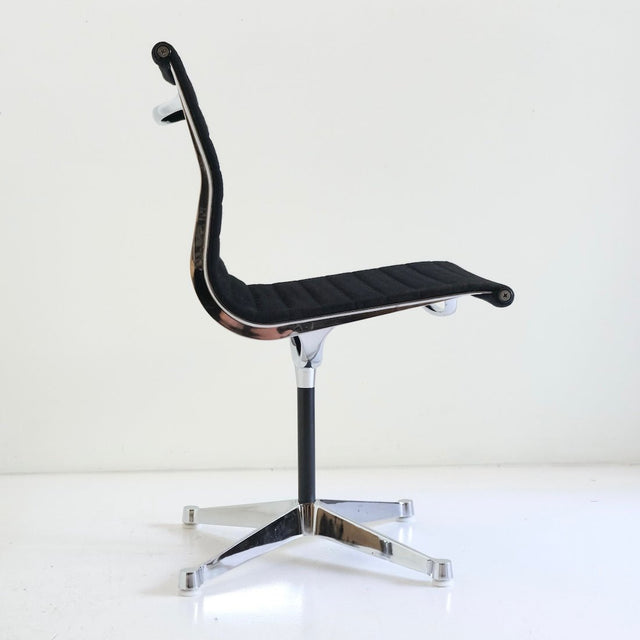Vintage Eames Aluminium Chair EA 101 Buerostuhl - Herman Miller - DesignWe.Love