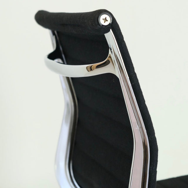 Vintage Eames Aluminium Chair EA 101 Buerostuhl - Herman Miller - DesignWe.Love