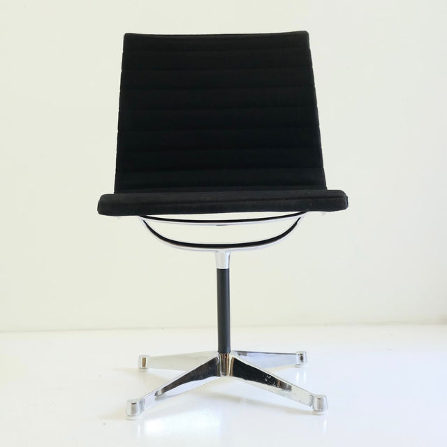 Vintage Eames Aluminium Chair EA 101 Buerostuhl - Herman Miller - DesignWe.Love