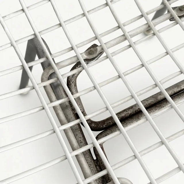 Detail der Schalenaufnahme unter dem Sitz mit alterstypischer Patina