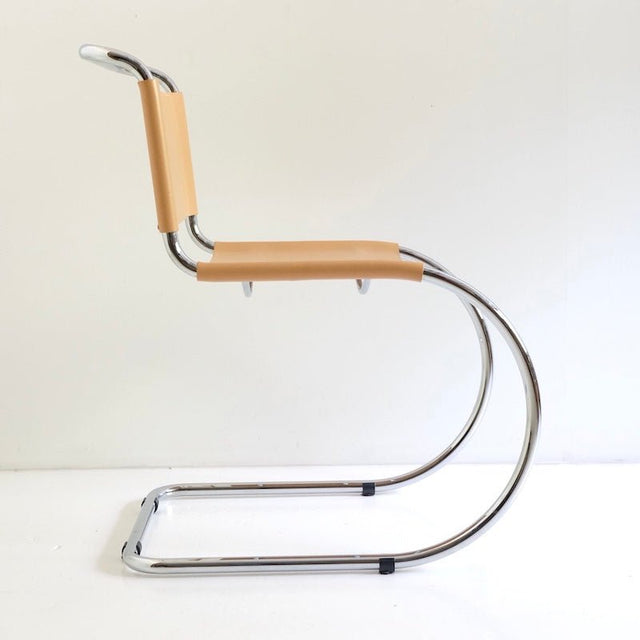 Vintage Freischwinger beige Bauhaus Stil - Mies van der Rohe - DesignWe.Love