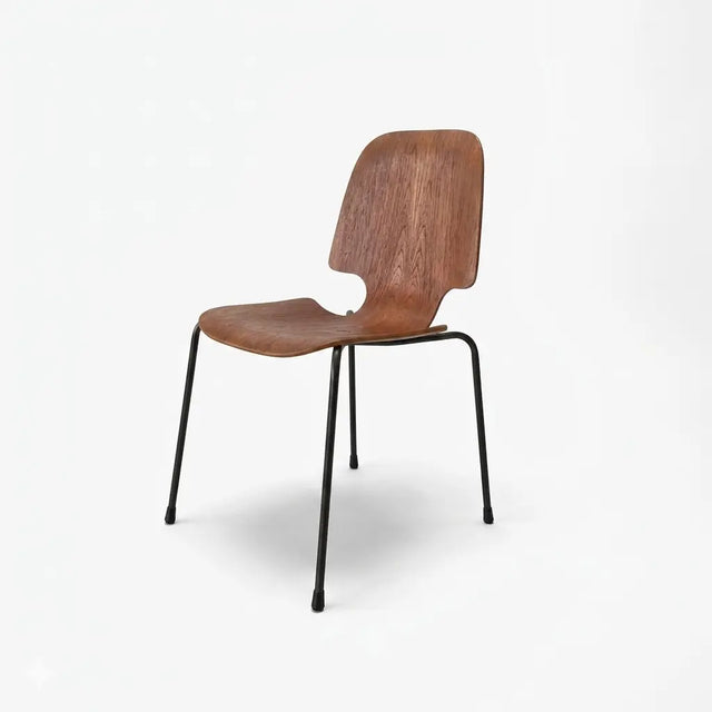 Vintage Stapelstuhl aus Teak-Schichtholz mit schwarzem Stahlrohrgestell, Schrägansicht