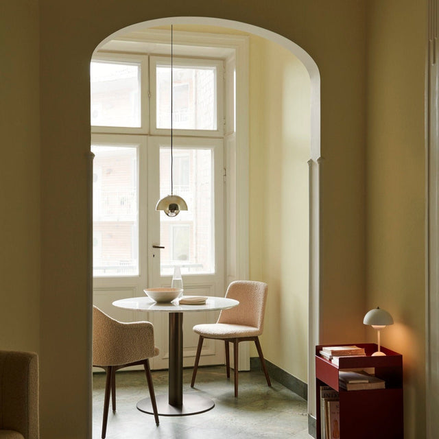 Flowerpot VP10 Pendelleuchte in Chrome-plated von &Tradition im Wohnambiente