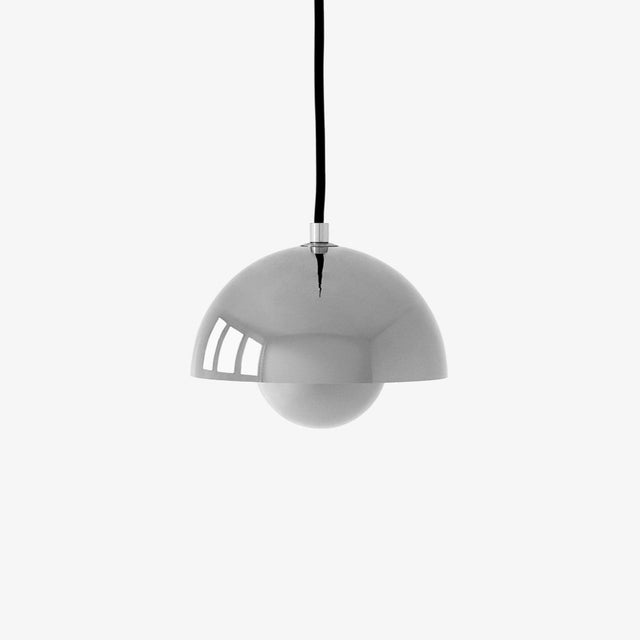 Flowerpot VP10 Pendelleuchte in Chrome-plated von &Tradition – Verner Panton