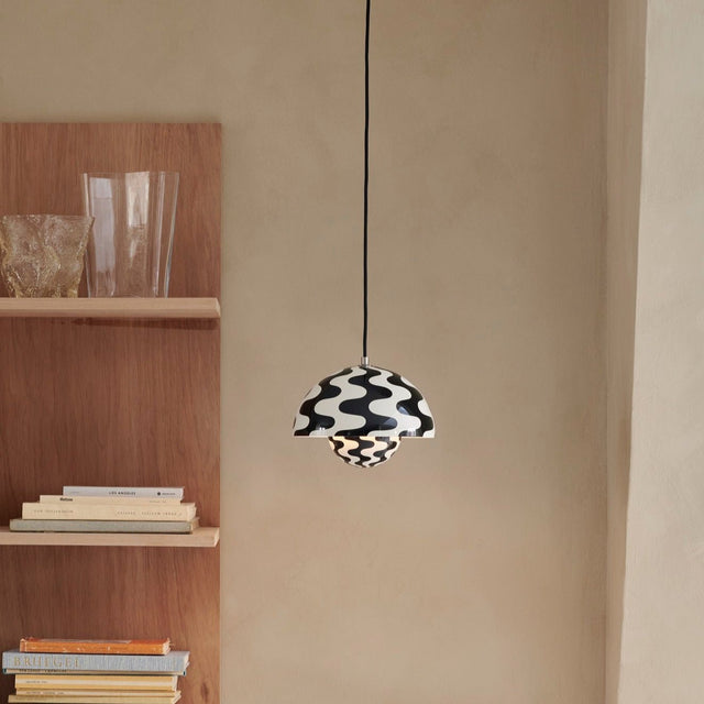 Flowerpot VP10 Pendelleuchte in Black & White Pattern von &Tradition im Wohnambiente