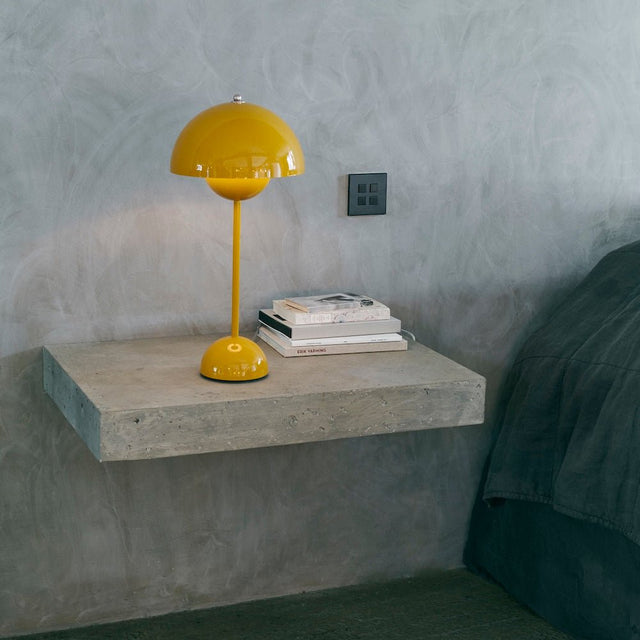 VP3 Flowerpot Tischleuchte Senfgelb - &Tradition - DesignWe.Love