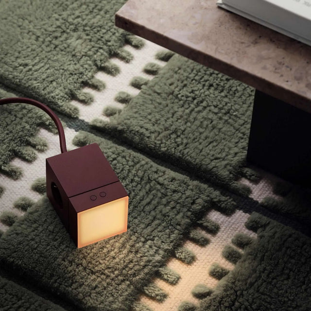 Avolt Lamp 1 dimmbare Steckdosenlampe in Mulberry Red mit dem Avolt Square 1  als Set