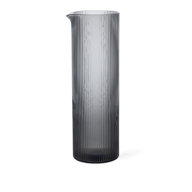 Wasserkrug Ripple Smoked Grey – ferm LIVING, mundgeblasene Glaskaraffe in Rauchgrau, 1,1L