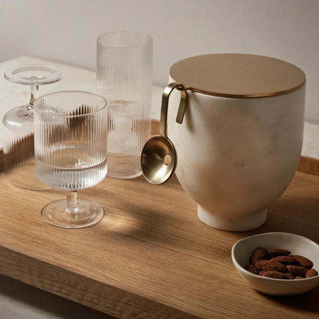 Weingläser Ripple Klar neben Eiskübel - ferm LIVING - DesignWe.Love