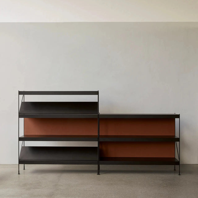 Zet Storage System von Audo Copenhagen in verschiedenen Ebenen mit Back Panel und Magazinregal
