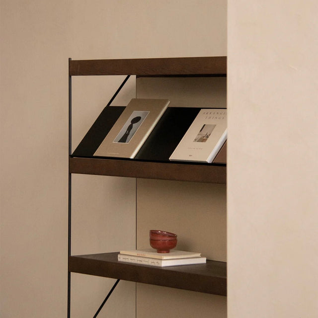 Zet Storage System von Audo Copenhagen in Höhe H158 mit Dark Stained Oak Regalböden in Detailaufnahme
