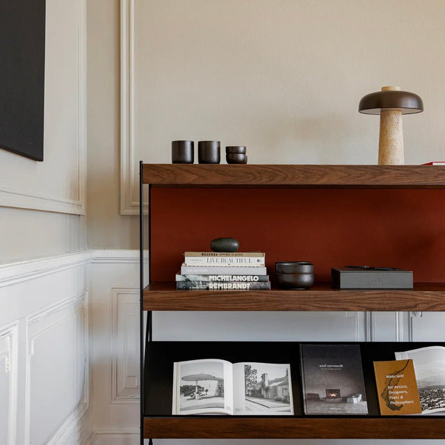 Zet Storage System von Audo Copenhagen in Höhe H114 mit Dark Stained Oak Regalböden als Bücherregal mit Magazinen