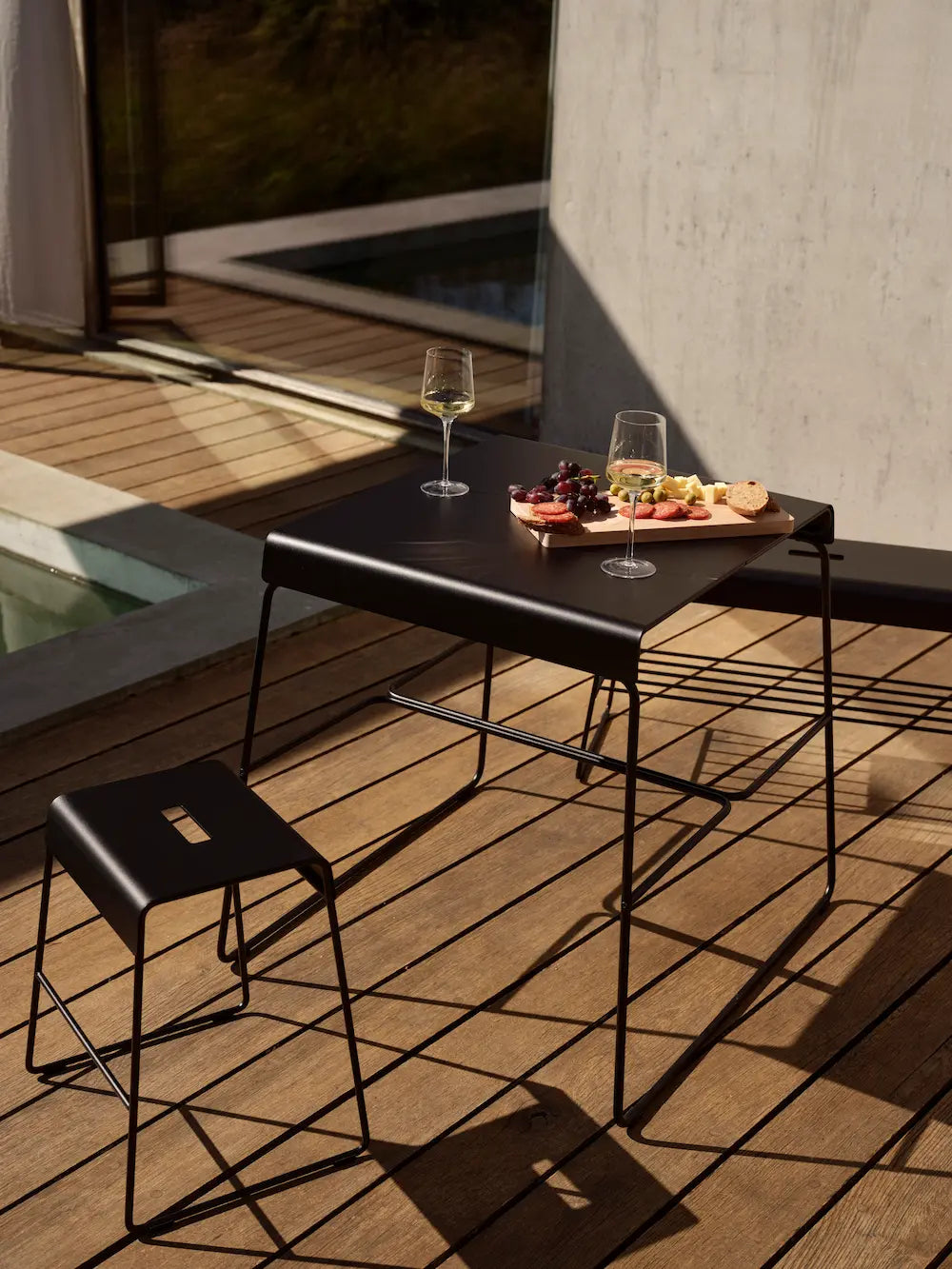 Zone Denmark A-Bench Outdoor Möbel Schwarz am Pool, skandinavisches Gartenmöbel-Design