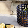 ferm LIVING Ceramic Basket Large Blau gefüllt mit Orangen als Obstkorb