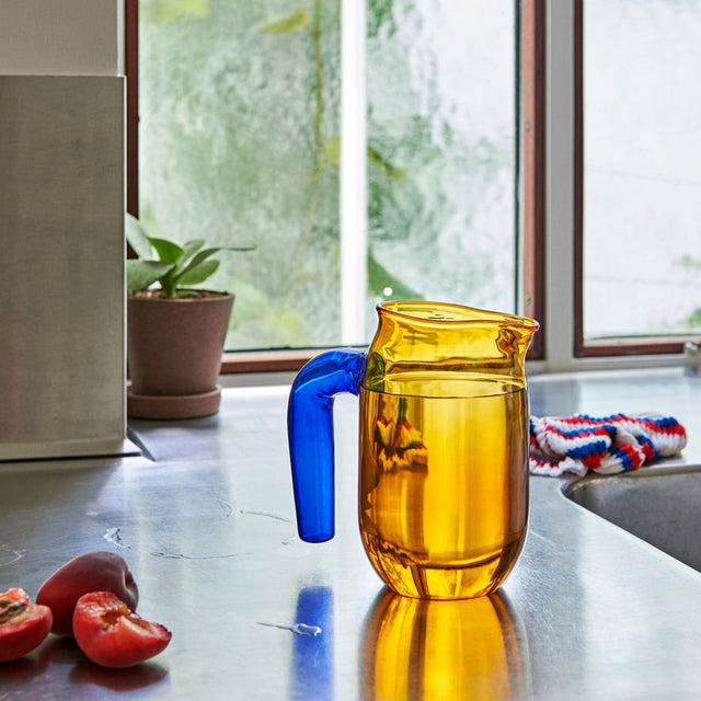 Glaskrug mit Henkel Jug bernstein - Hay