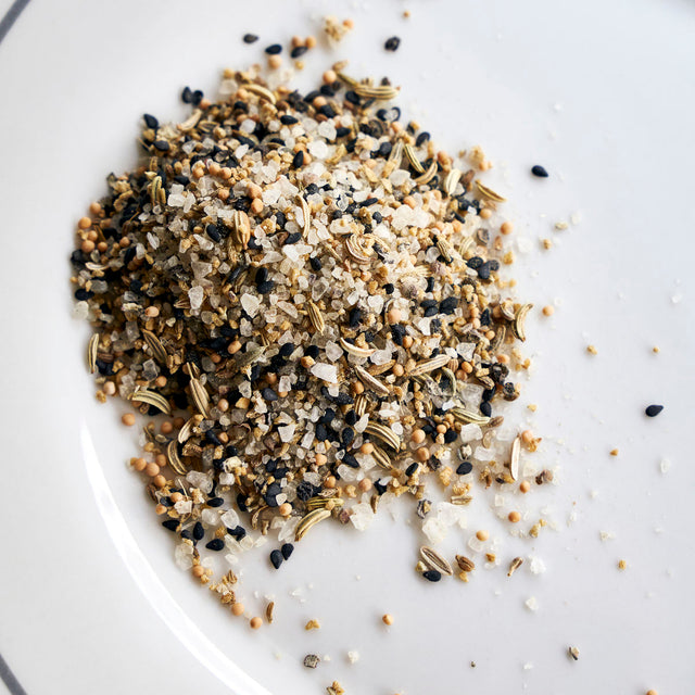 Salt mill with garlic and fennel spice mix