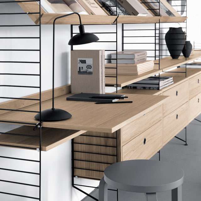 String Pocket Wandpaneel mit Büchern und Schreibtischmodul- String Furniture