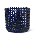 ferm LIVING Ceramic Basket Large Blau – Obstschale aus Keramik im Flechtdesign
