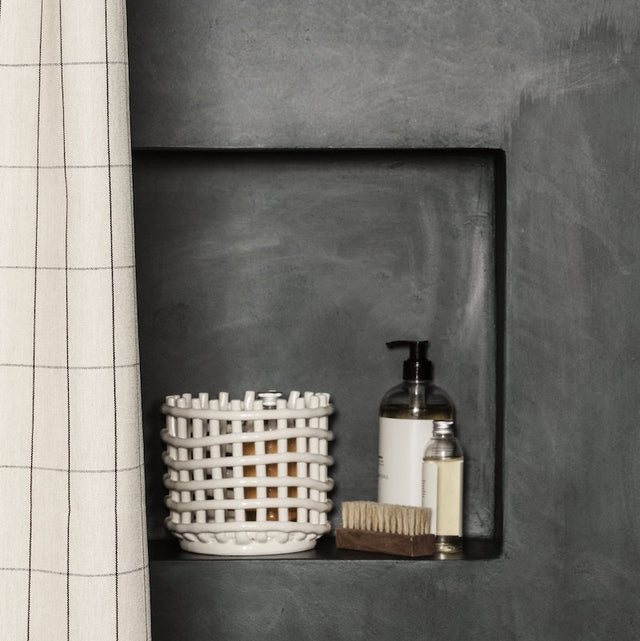 Ceramic Basket Small Weiss in der Dusche - ferm LIVING - DesignWe.Love