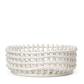 ferm LIVING Ceramic Basket Centerpiece Off-white – Obstschale aus Keramik im Flechtdesign